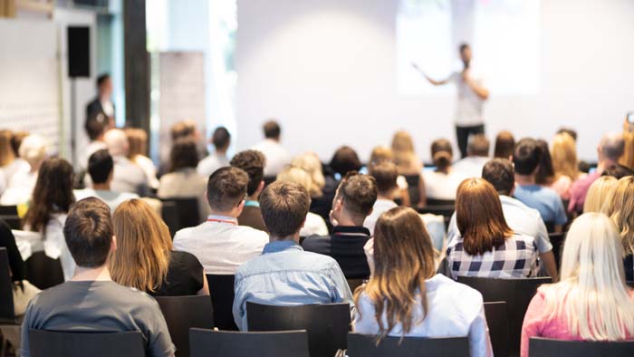 Equipe corporativa participando de treinamento prático em talentos e pontos fortes, unindo CliftonStrengths e experiência em liderança comercial