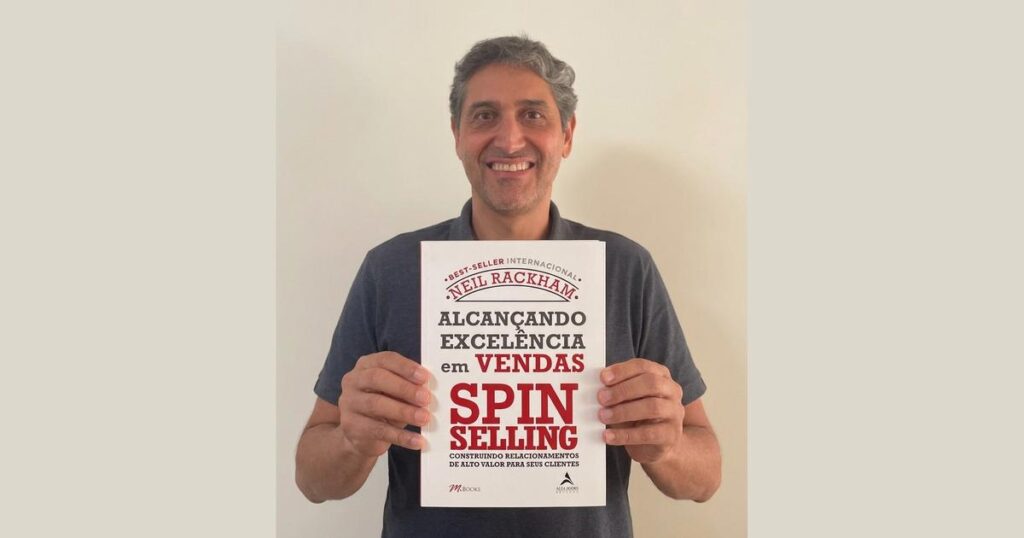 Marcelo Rosa apresentando o livro SPIN Selling para vendas complexas e alta performance